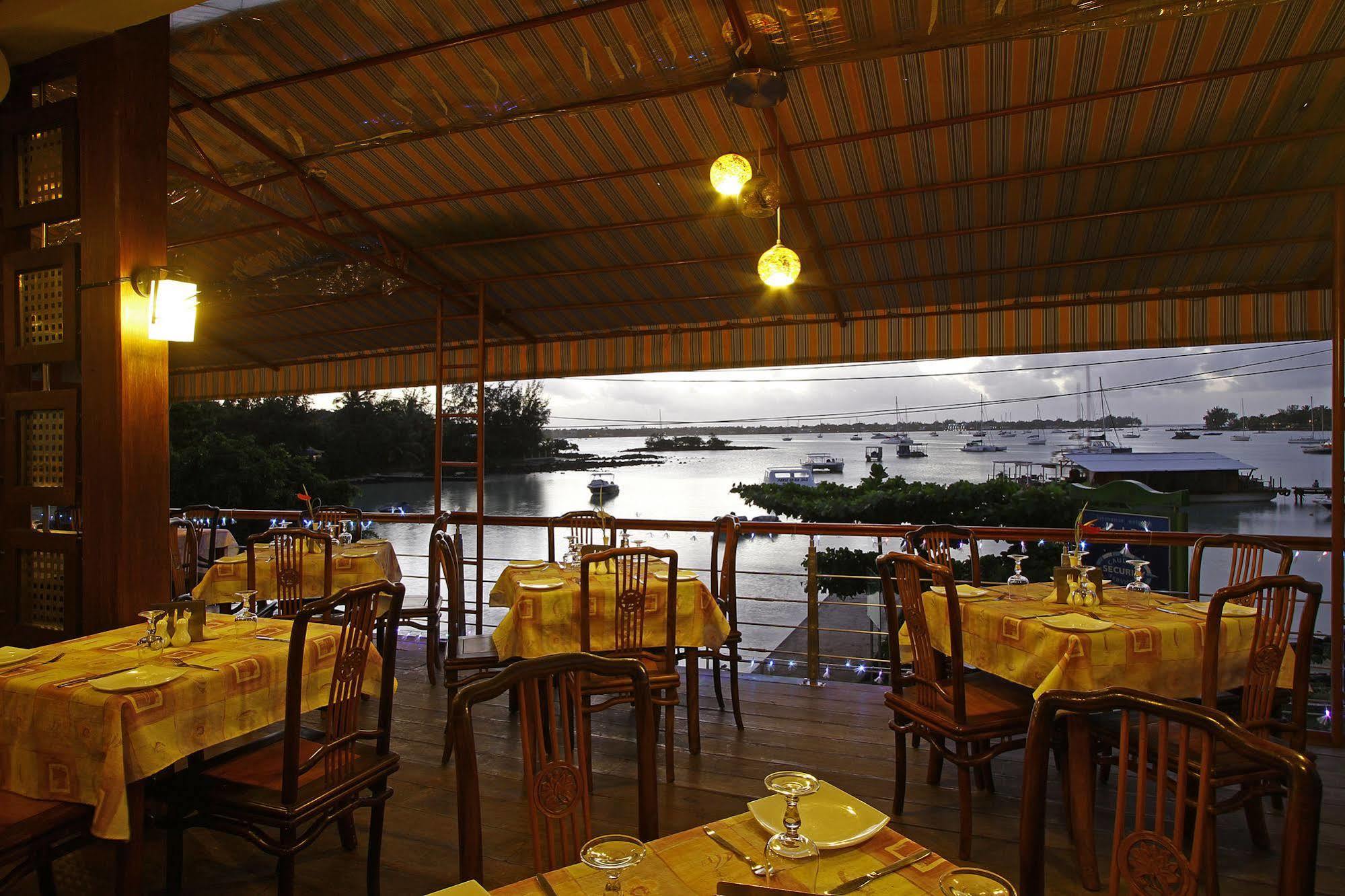 Azure Beach Seafront Hotel Mauritius Exteriör bild